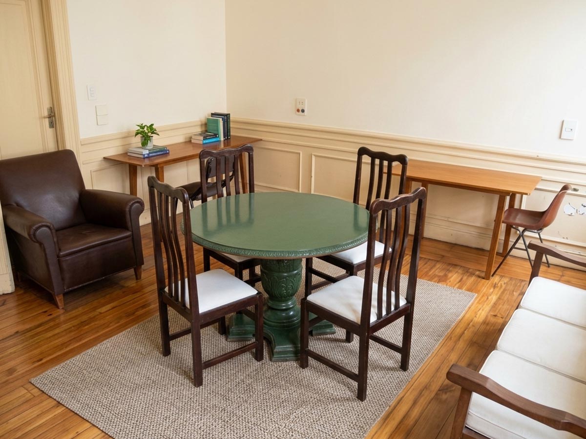 Sala de estar con sillones y TV por cable